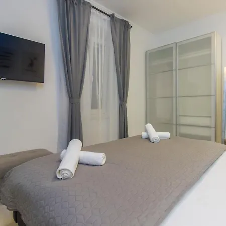 Ena ,city Center * シベニク