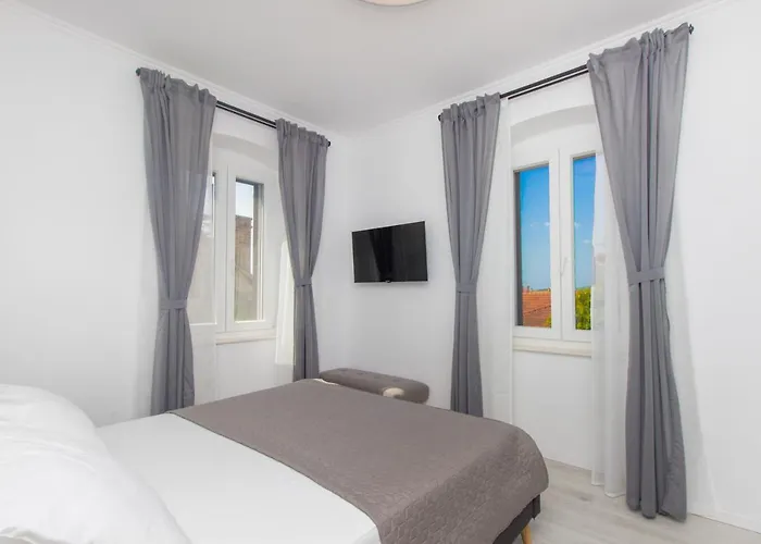 Ena ,city Center 시베니크